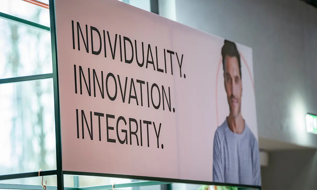 Großes Banner mit einem Mann