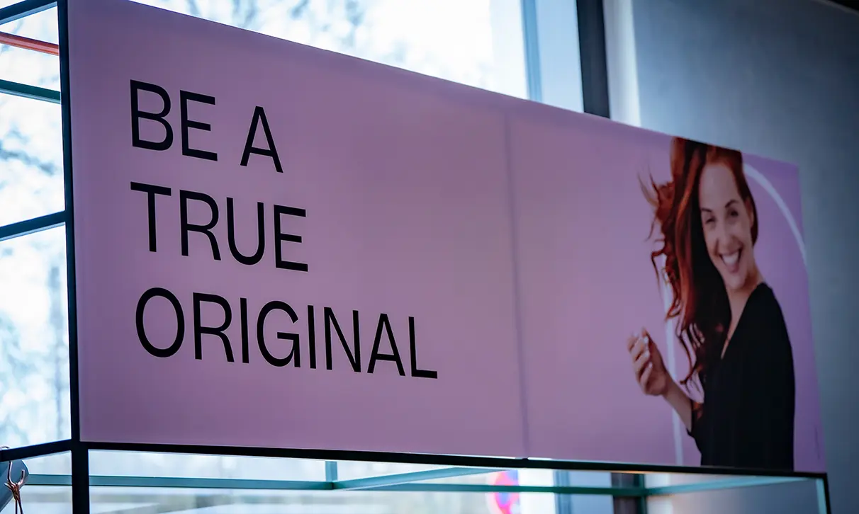 Breites Banner mit einer Frau