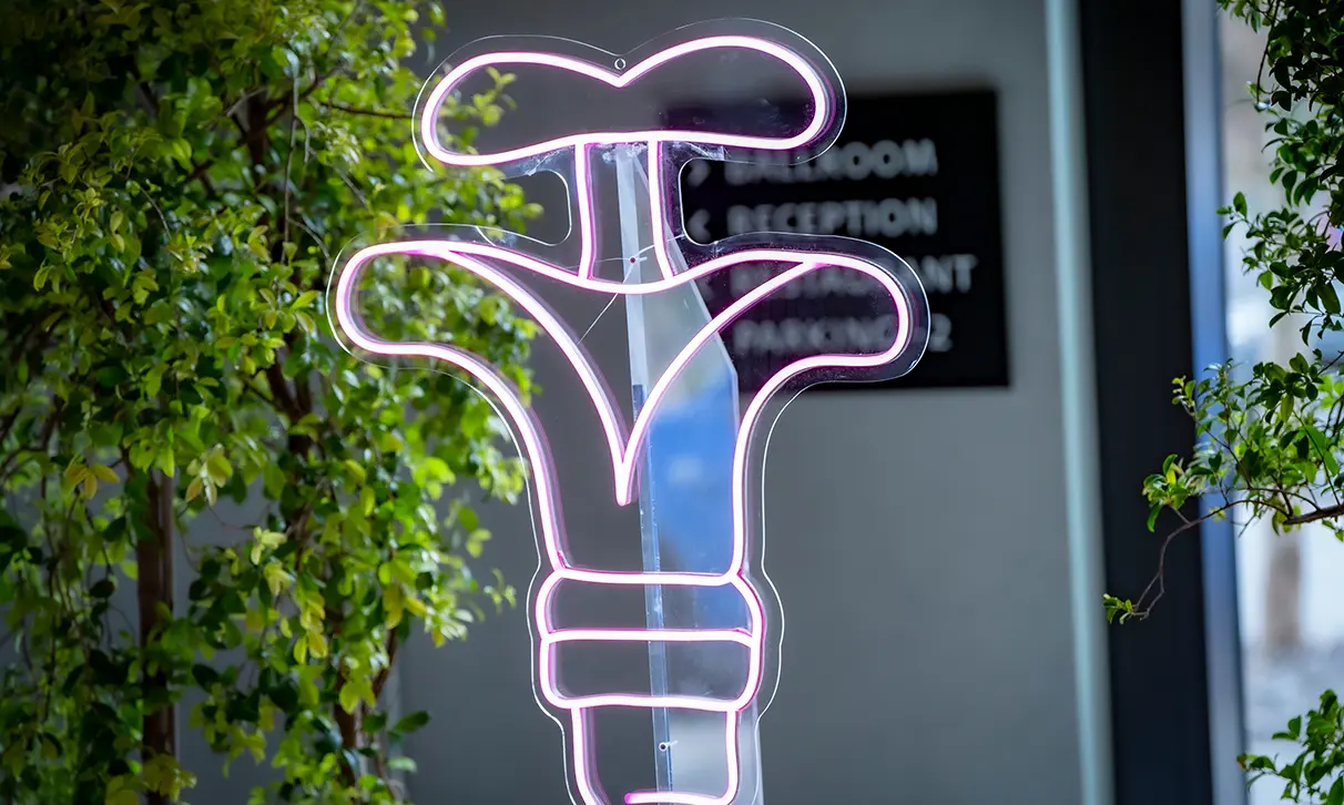 Kunstobjekt LED Plexiglas Spritze Aufsteller