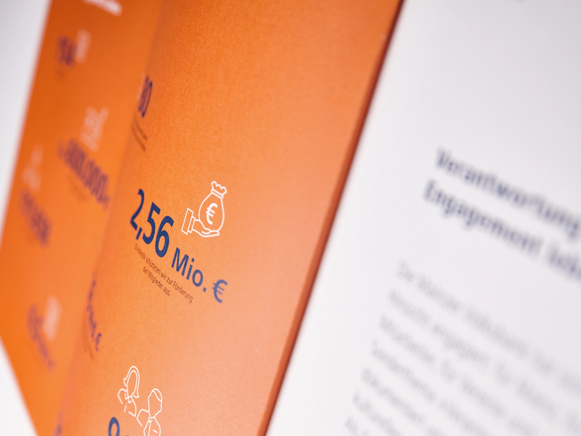 Mainzer Volksbank MVB Animation Geschäftsberichte Mockup Close-up Seiten
