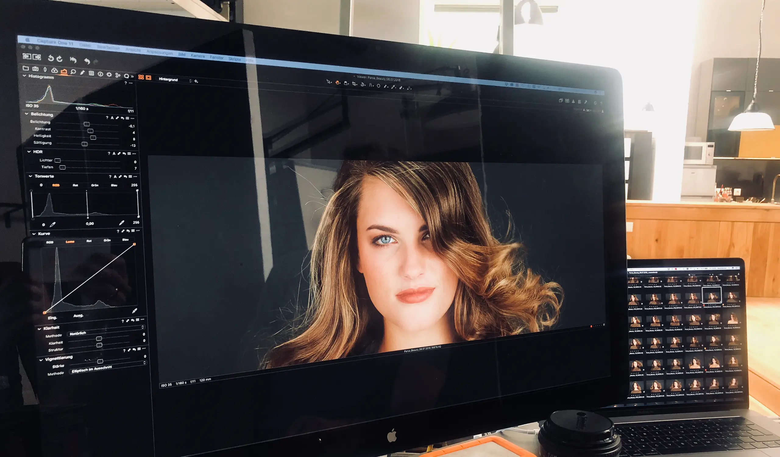Bild eines Fotoshootings wird auf PC Bildschirm gezeigt