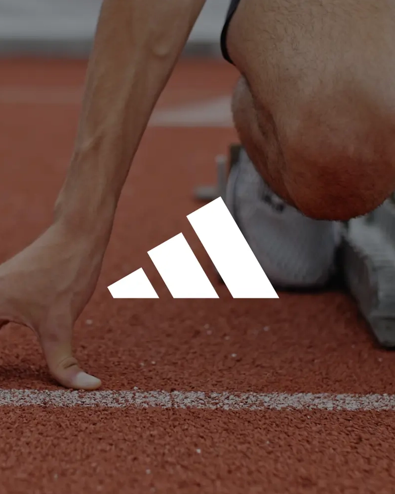 Adidas Logo mit einem Läufer im Hintergrund
