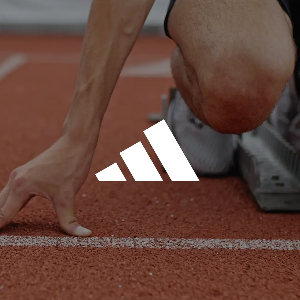 Adidas Logo mit einem Läufer im Hintergrund